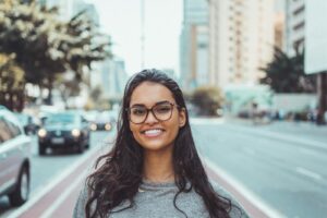 Jak profesjonalne hostessy mogą podnieść prestiż Twojego stoiska na targach? Kluczowe korzyści i zadania hostess w Polsce